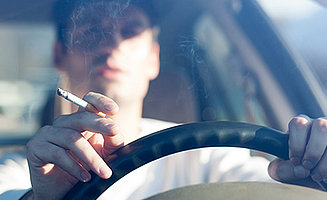 So können Sie Zigarettenrauch aus dem Auto entfernen